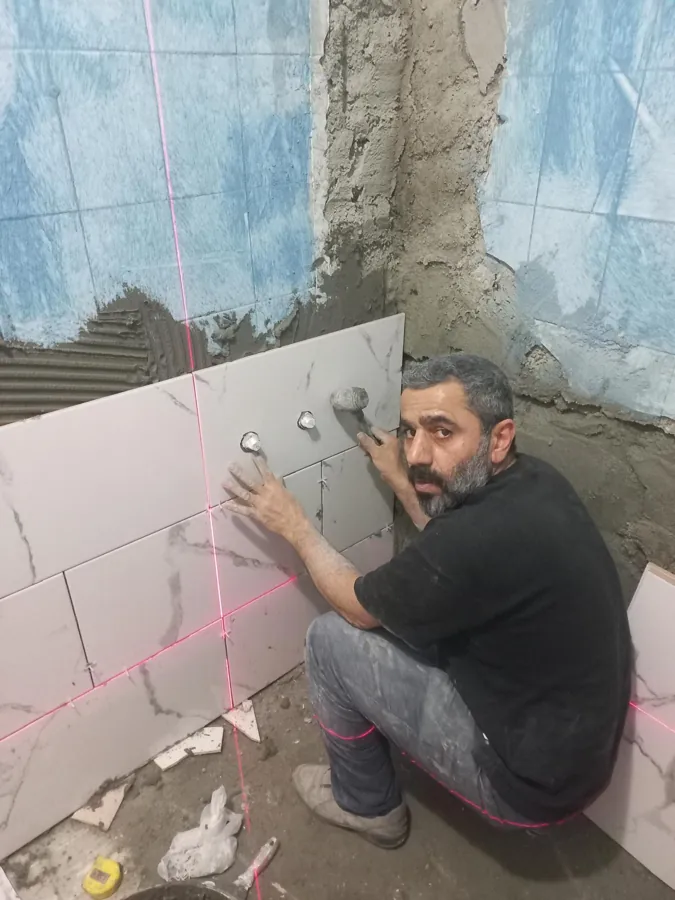 Lazer hizalama ile duvar seramiği uygulaması
